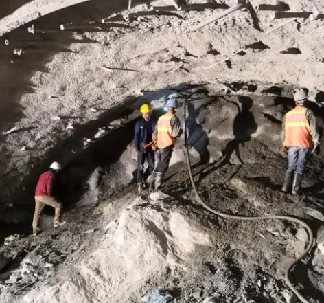 碾子山拱顶带模注浆料的施工流程及注意事项